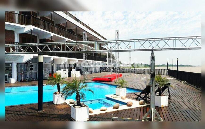 Vista privilegiada. El hotel cuenta con vista al r&iacute;o y este ser&aacute; el escenario del evento que tendr&aacute; lugar ma&ntilde;ana por la noche.