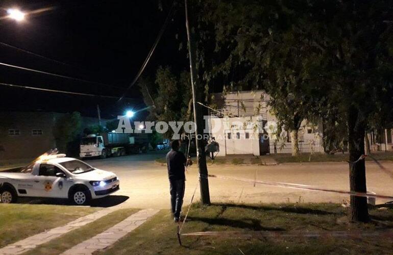 En el lugar. El personal municipal prestando colaboraci&oacute;n tras el llamado de vecinos.