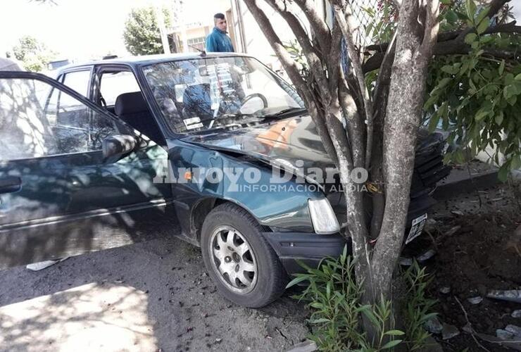 Así quedó. El coche que terminó colisionando el cantero y el árbol esta mañana.