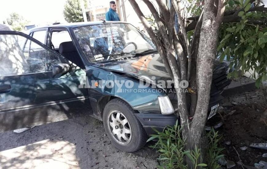 As&iacute; qued&oacute;. El coche que termin&oacute; colisionando el cantero y el &aacute;rbol esta ma&ntilde;ana.