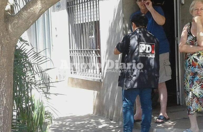 Policía de Investigación. La PDI Rosario arribó a la casa de los damnificados esta mañana. Foto: Gentileza Nicolás Trabaina