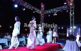 Sobre la pasarela. Una de las &uacute;ltimas pasadas de la noche y luego lleg&oacute; el gran final con fuegos de artificio.