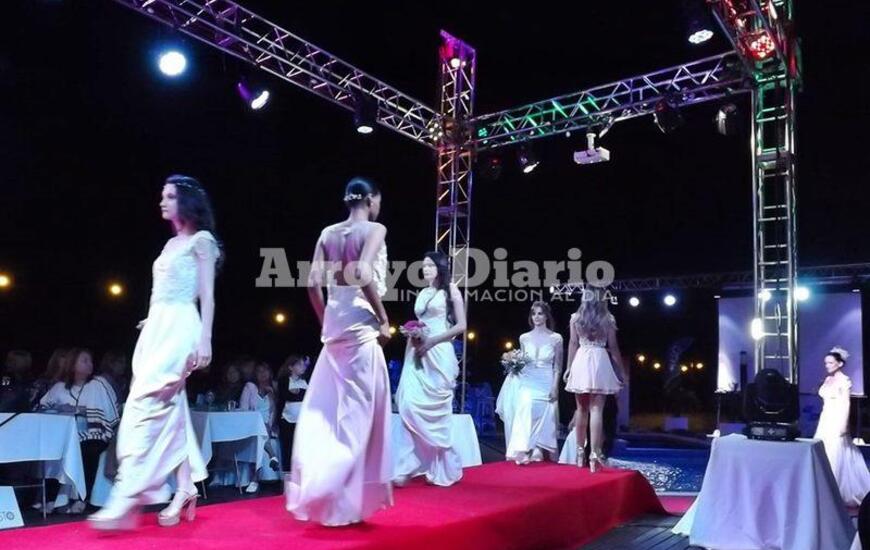 Sobre la pasarela. Una de las últimas pasadas de la noche y luego llegó el gran final con fuegos de artificio.