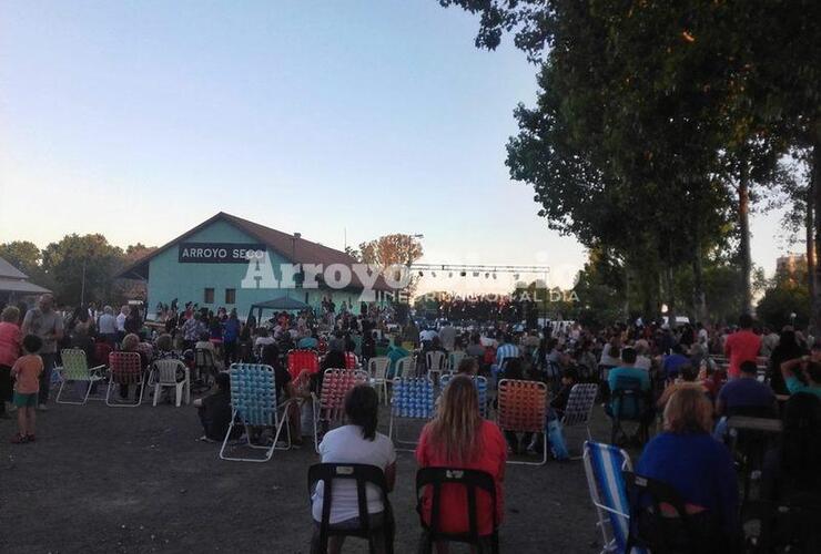 Frente a los galpones. La actividad se desarrollaba en 9 de Julio y las vías del ferrocarril.