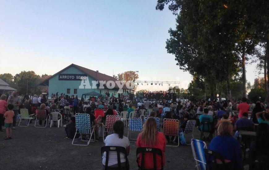 Frente a los galpones. La actividad se desarrollaba en 9 de Julio y las vías del ferrocarril.