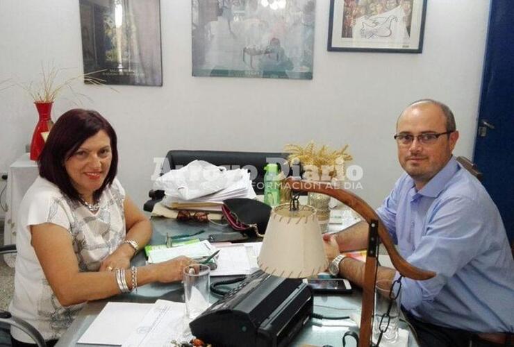 Imagen de En la 415: Darío Gres en reunión de trabajo junto a la directora Lucía Cardozo