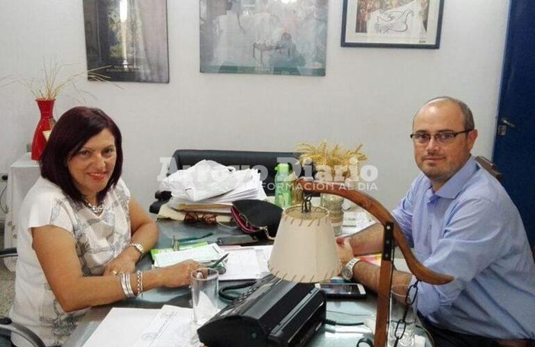 Imagen de En la 415: Darío Gres en reunión de trabajo junto a la directora Lucía Cardozo