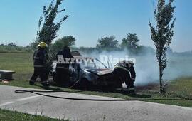 Imagen de Se prendi&oacute; fuego un autom&oacute;vil, p&eacute;rdidas totales