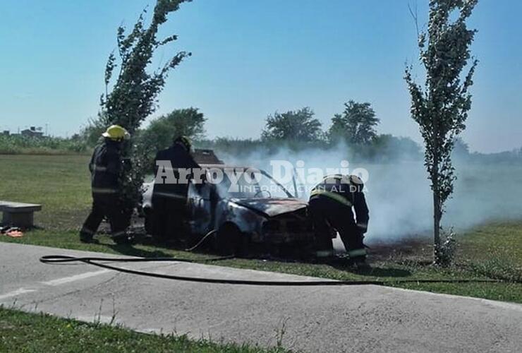 Imagen de Se prendió fuego un automóvil, pérdidas totales