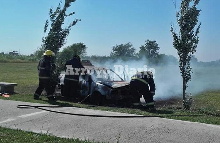 Imagen de Se prendió fuego un automóvil, pérdidas totales