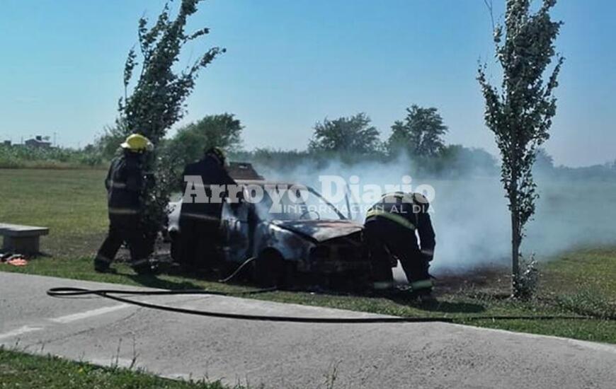 Imagen de Se prendió fuego un automóvil, pérdidas totales