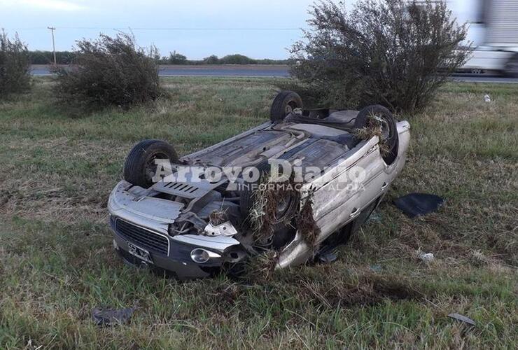 En el medio. Tras perder el control, el coche terminó en el cantero central de la autopista.