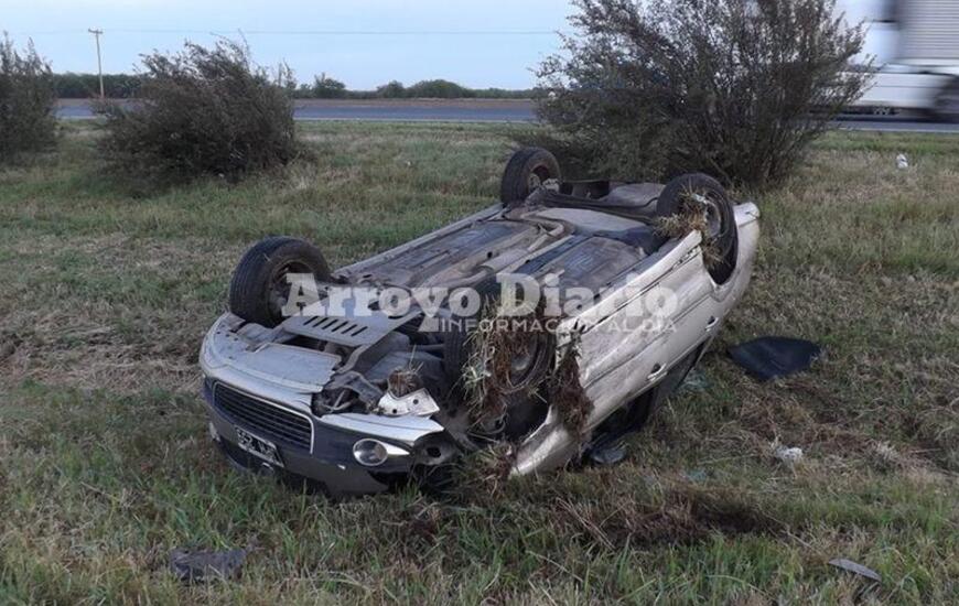 En el medio. Tras perder el control, el coche terminó en el cantero central de la autopista.