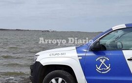 Prefectura Naval fue la encargada de extraer al &oacute;bito hallado en el Paran&aacute;. Foto: Archivo AD