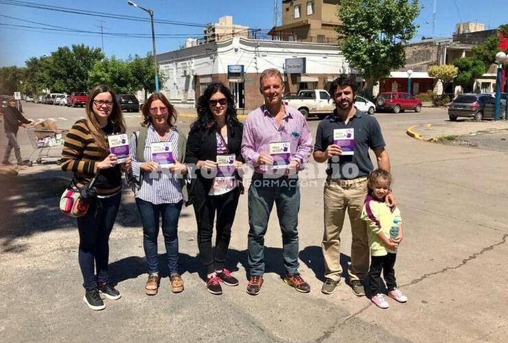 Este sábado. La actividad se realizó esta mañana en el ingreso al playón de estacionamiento ubicado en San Martín y Lisandro de la Torre. Foto: Juan Pablo Broin