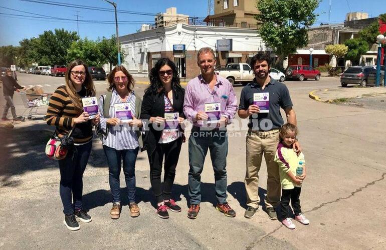 Este sábado. La actividad se realizó esta mañana en el ingreso al playón de estacionamiento ubicado en San Martín y Lisandro de la Torre. Foto: Juan Pablo Broin