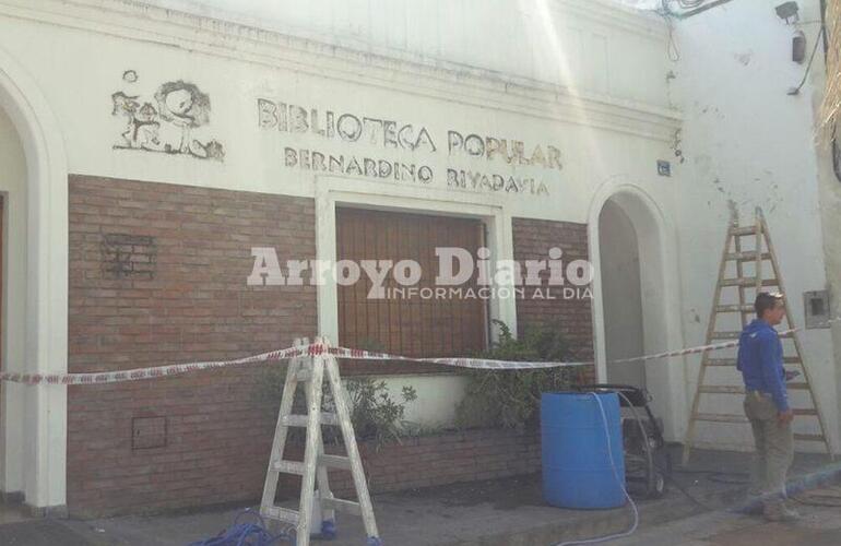 Imagen de Arreglo en fachada de la Biblioteca Popular Bernardino Rivadavia