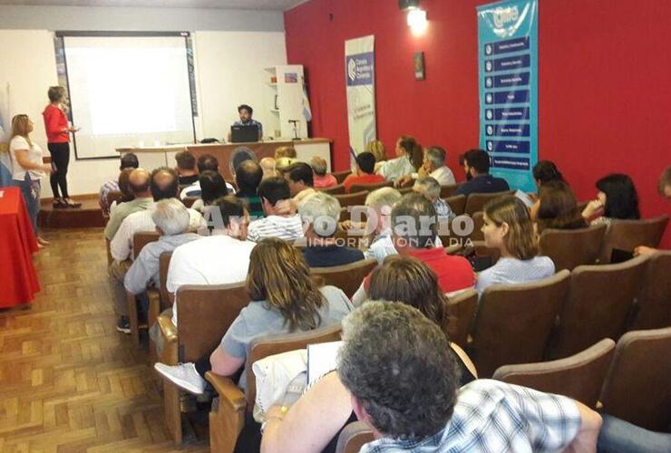 En el Salón Auditorio. La charla se realizaba este miércoles en las instalaciones del Centro Comercial. Foto: Juan Pablo Broin