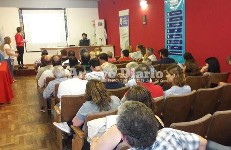 En el Salón Auditorio. La charla se realizaba este miércoles en las instalaciones del Centro Comercial. Foto: Juan Pablo Broin