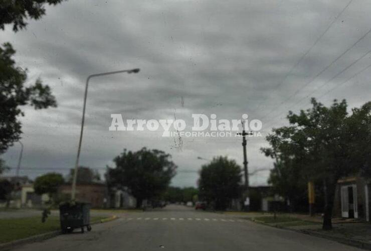 Gris. Desde temprano el cielo daba muestra de que tenía ganas de lluvia.