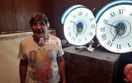 El concejal Roberto Paolini también colaborando para la pronta instalación del reloj. Foto: Maximiliano Pascual