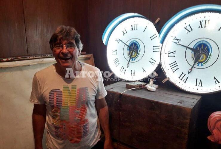 El concejal Roberto Paolini también colaborando para la pronta instalación del reloj. Foto: Maximiliano Pascual