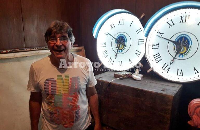 El concejal Roberto Paolini tambi&eacute;n colaborando para la pronta instalaci&oacute;n del reloj. Foto: Maximiliano Pascual