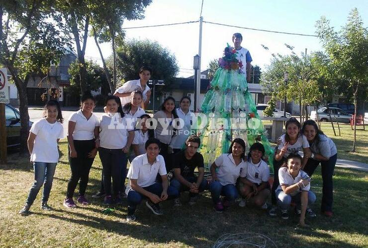 Imagen de La EETP N° 650 construyó un árbol navideño ecológico