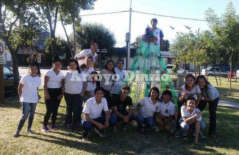 Imagen de La EETP N&deg; 650 construy&oacute; un &aacute;rbol navide&ntilde;o ecol&oacute;gico