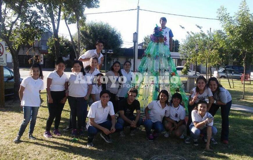 Imagen de La EETP N&deg; 650 construy&oacute; un &aacute;rbol navide&ntilde;o ecol&oacute;gico