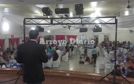 Sobre el escenario. Sergio Gaudio en exposición de su discurso mientras se llevaba adelante la entrega de reconocimientos a los medios de prensa de Arroyo Seco.