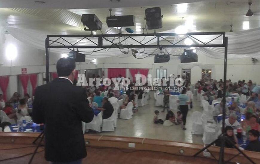 Sobre el escenario. Sergio Gaudio en exposici&oacute;n de su discurso mientras se llevaba adelante la entrega de reconocimientos a los medios de prensa de Arroyo Seco.