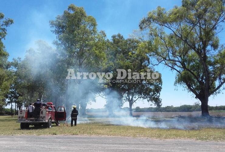 En el lugar. Los bomberos trabajando en la tarde de este lunes.