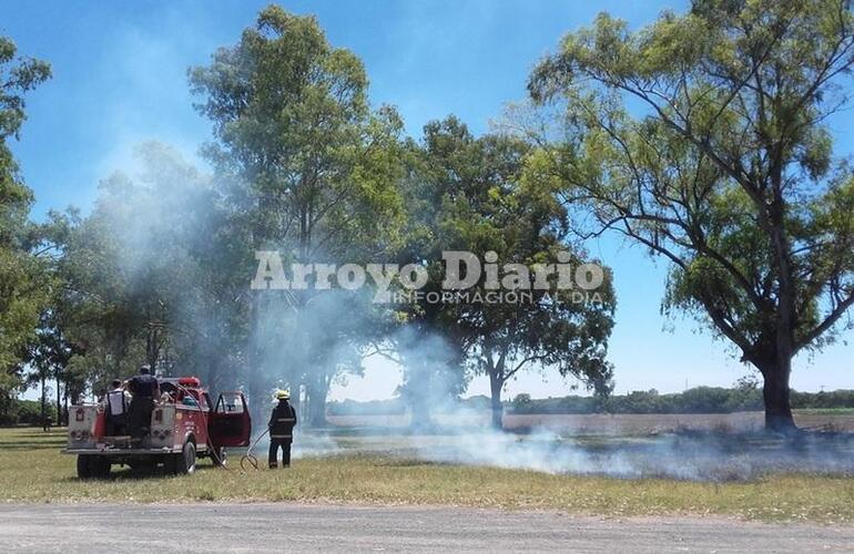 En el lugar. Los bomberos trabajando en la tarde de este lunes.