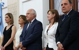Los nuevos ministros que juraron este lunes. Foto: Gobernación
