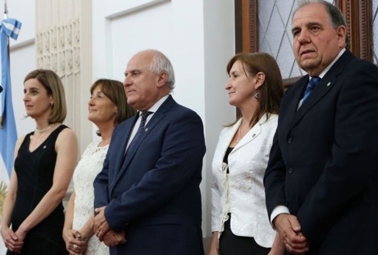 Los nuevos ministros que juraron este lunes. Foto: Gobernación