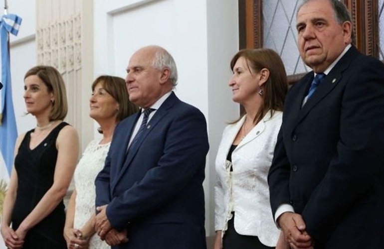 Los nuevos ministros que juraron este lunes. Foto: Gobernación