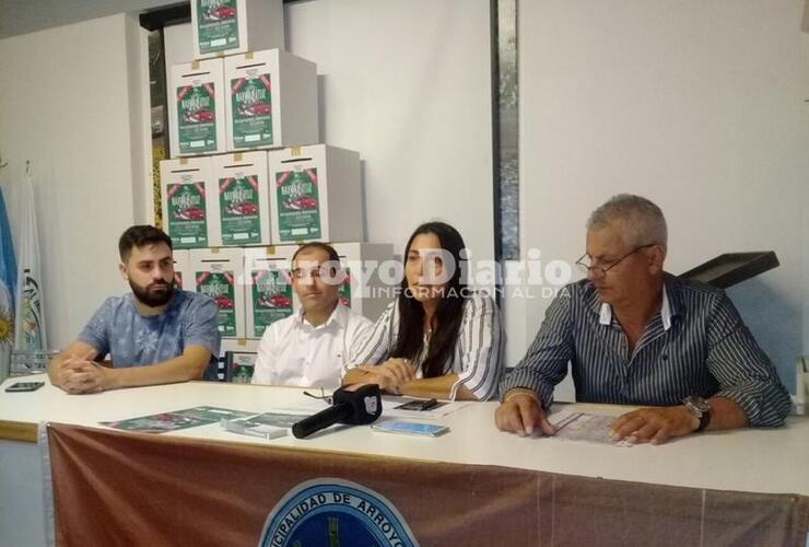 En el centro. La presentación ante los medios se realizó este martes por la noche en el Centro Comercial. Foto: Juan Pablo Broin