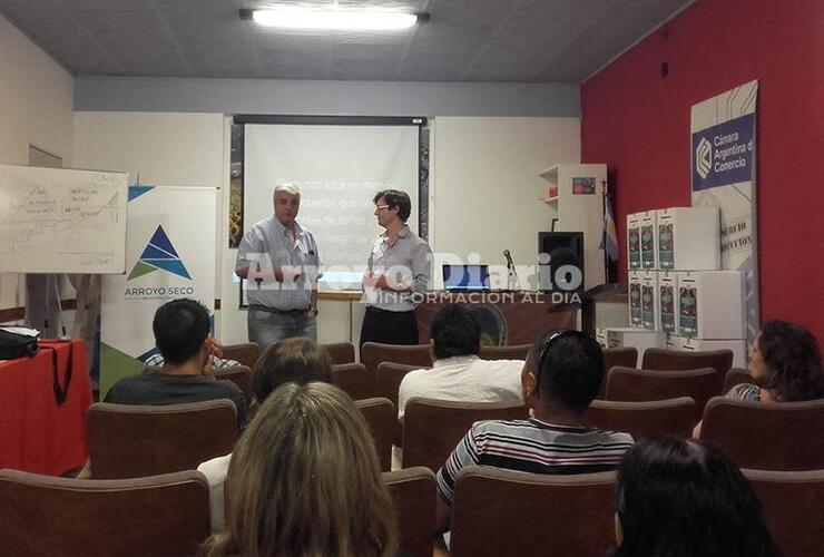 Esper presente. El intendente Nizar Esper agradeció a Pezzeta por su predisposición y le entregó un diploma por el aporte para con la Escuela de Administración Municipal.