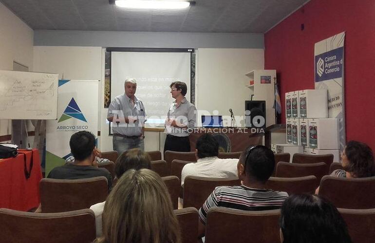 Esper presente. El intendente Nizar Esper agradeció a Pezzeta por su predisposición y le entregó un diploma por el aporte para con la Escuela de Administración Municipal.