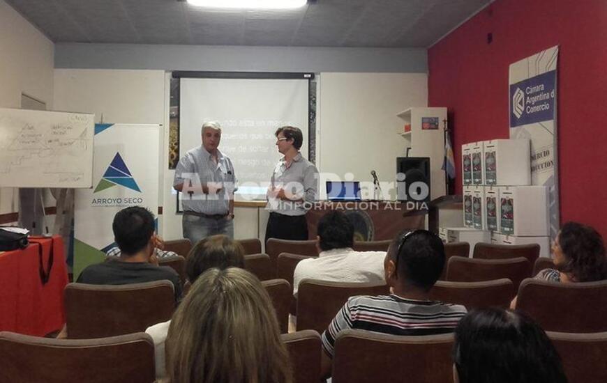 Esper presente. El intendente Nizar Esper agradeció a Pezzeta por su predisposición y le entregó un diploma por el aporte para con la Escuela de Administración Municipal.