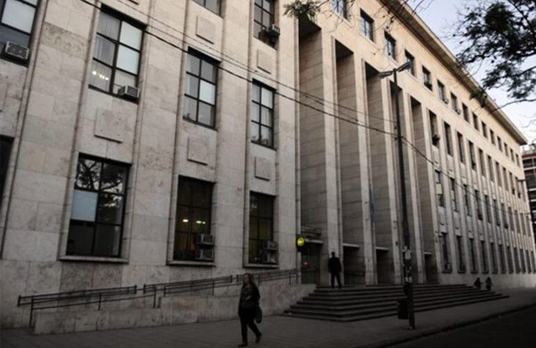 El acusado recibió la imputación en los Tribunales de Rosario, donde un juez hizo lugar al pedido del fiscal. El acusado recibió la imputación en los Tribunales de Rosario, donde un juez hizo lugar al pedido del fiscal.