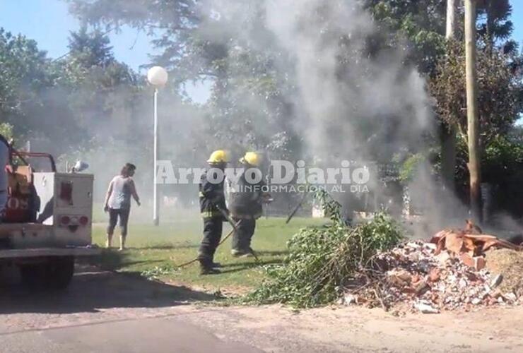 Imagen de Una dotación de bomberos trabajó en Barrio Puerto