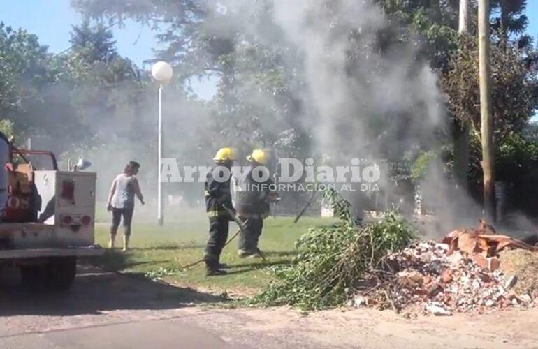 Imagen de Una dotación de bomberos trabajó en Barrio Puerto
