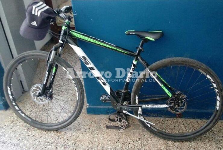 Secuestrada. La bicicleta en la que se movilizaba el arrestado y que, supuestamente, estaba ofreciendo en el barrio, quedó secuestrada y fue trasladada a la 27.