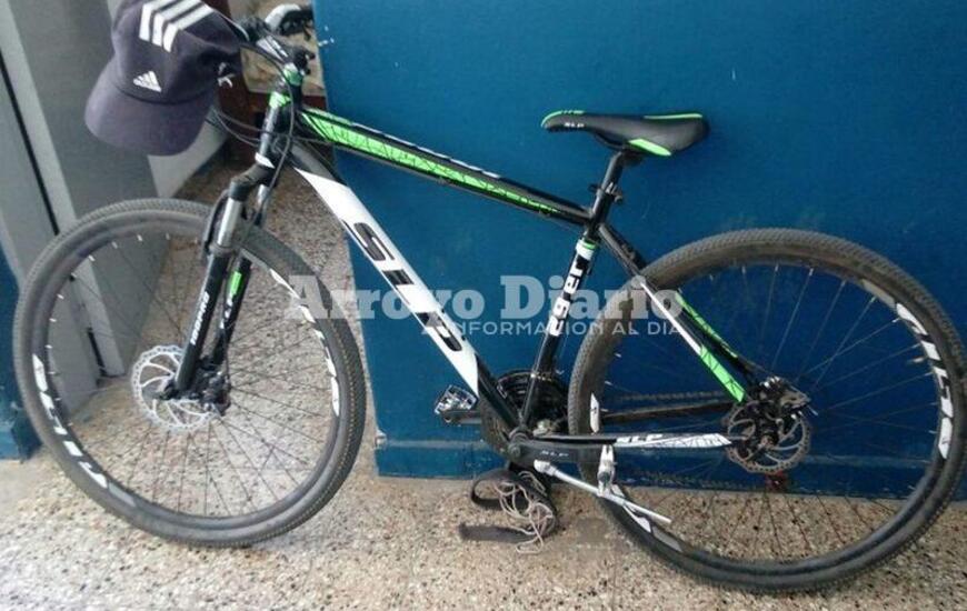 Secuestrada. La bicicleta en la que se movilizaba el arrestado y que, supuestamente, estaba ofreciendo en el barrio, qued&oacute; secuestrada y fue trasladada a la 27.