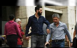 Mat&iacute;as junto a Jorge, su padre, esta ma&ntilde;ana en uno de los accesos a los tribunales provinciales.