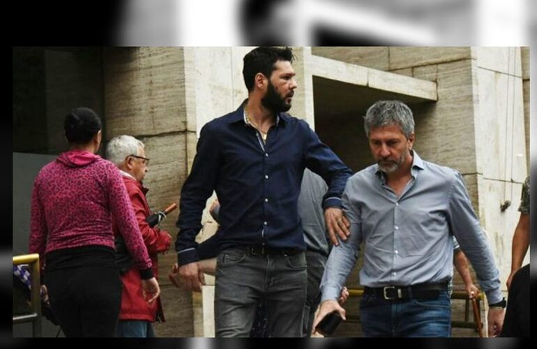 Matías junto a Jorge, su padre, esta mañana en uno de los accesos a los tribunales provinciales.