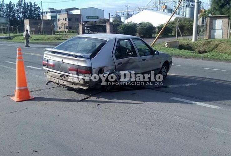 Imagen de Dos autos chocaron en el ingreso norte por Ruta 21