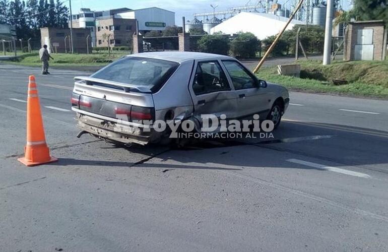 Imagen de Dos autos chocaron en el ingreso norte por Ruta 21